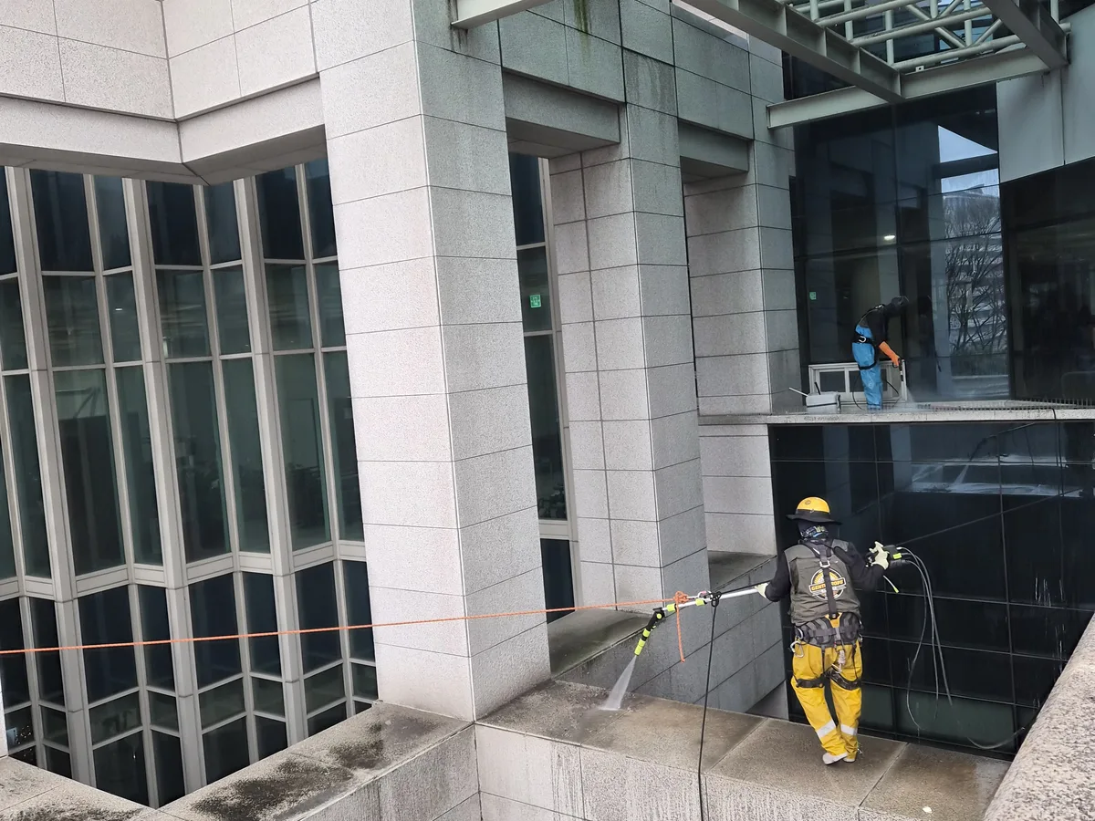 거제시 동부면 상가건물 옥상 파라펫 장비 주변 정밀 위생청소 사례 - 행진크린