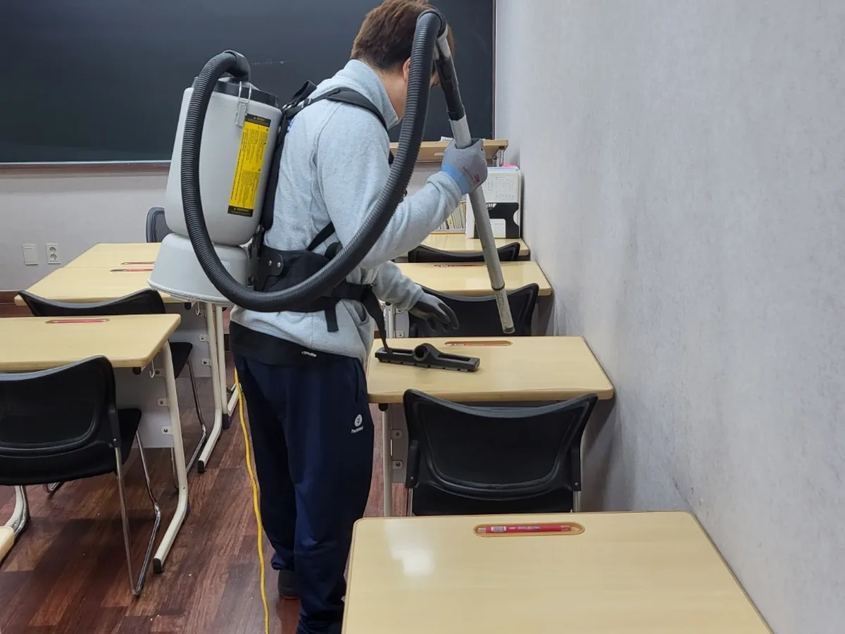 창원시 진해구 숭인동 학교 현관·중앙홀 바닥 위생청소 사례 - 행진크린